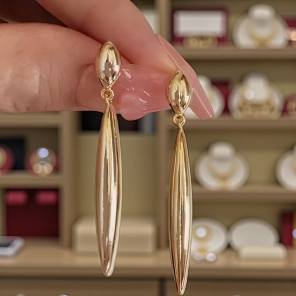 Jewelry - Elegant Gold Drop Earrings